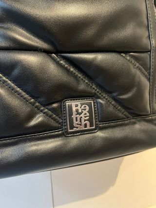 Bolso acolchado negro, marca Refresh