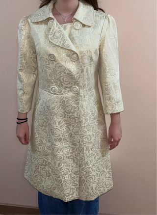 Abrigo crema estampado floral mujer