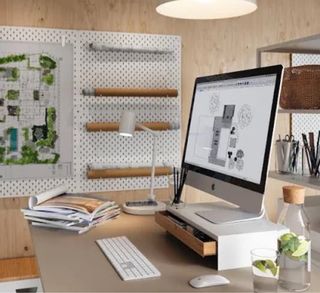 Soporte de monitor con cajones para escritorio.