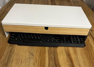 Soporte de monitor con cajones para escritorio.