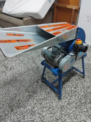 Molino industrial azul