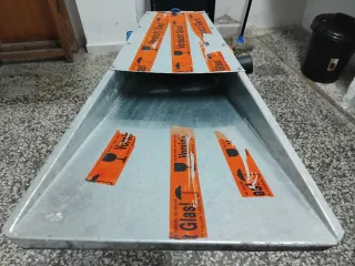 Molino industrial azul