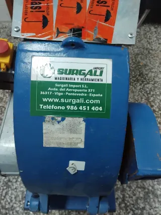 Molino industrial azul