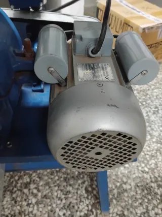 Molino industrial azul