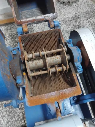 Molino industrial azul