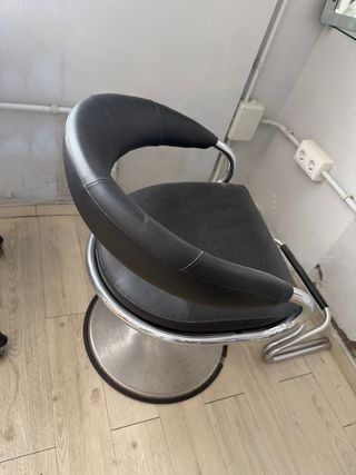 Silla de peluquería negra y plateada
