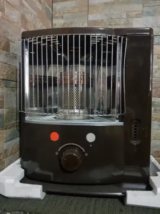 Estufa de parafina marrón y plateada