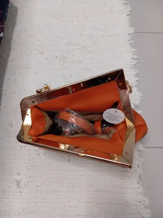 Bolso  con cadena dorada.