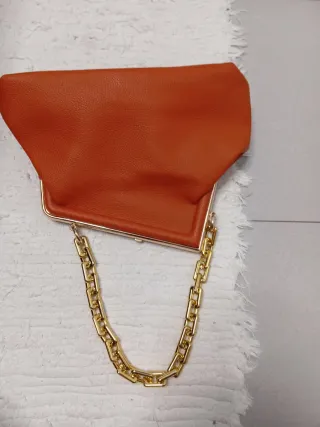 Bolso  con cadena dorada.