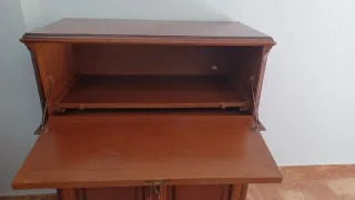 Buro de madera maciza en buen estado.