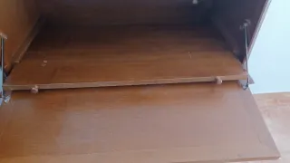 Buro de madera maciza en buen estado.