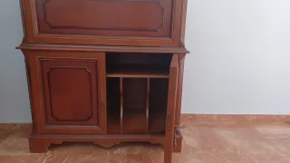 Buro de madera maciza en buen estado.