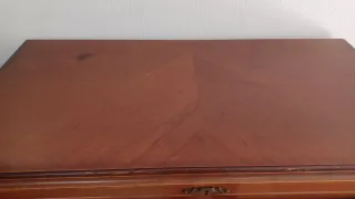 Buro de madera maciza en buen estado.