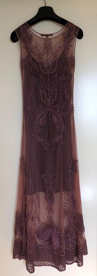 Vestido largo bordado morado con foulard largo