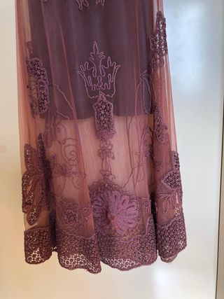 Vestido largo bordado morado con foulard largo