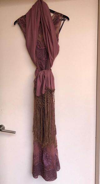 Vestido largo bordado morado con foulard largo