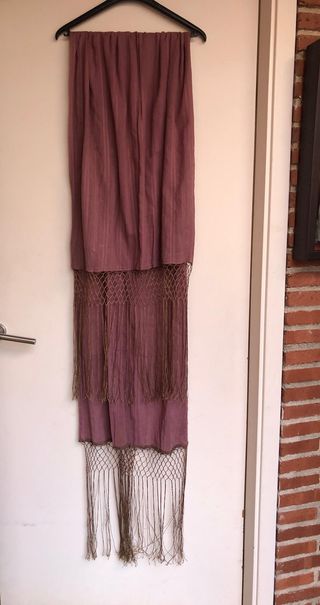 Vestido largo bordado morado con foulard largo