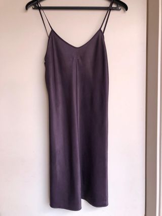 Vestido largo bordado morado con foulard largo