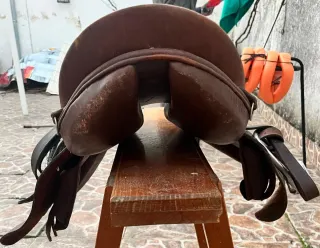 Montura de caballo de cuero marrón