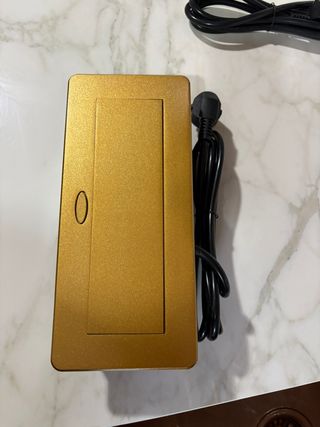 Enchufe Retráctil Empotrable Dorado