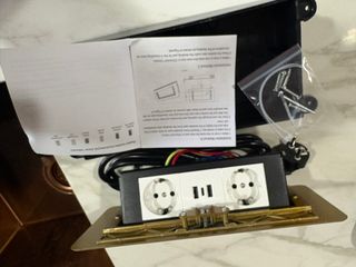 Enchufe Retráctil Empotrable Dorado