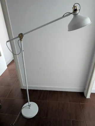 Lámpara de pie IKEA Ranarp blanca y dorada