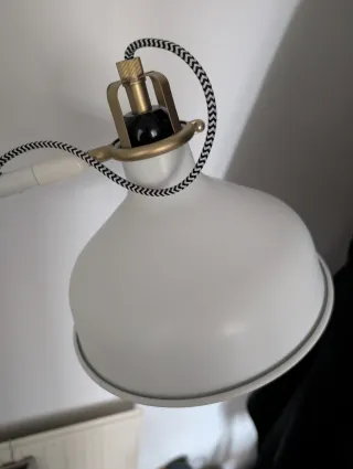 Lámpara de pie IKEA Ranarp blanca y dorada