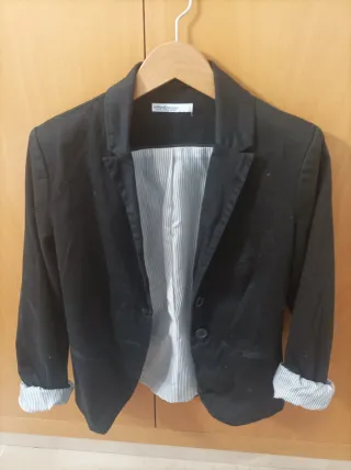 Americana negra con forro de rayas