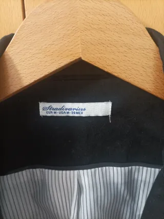 Americana negra con forro de rayas