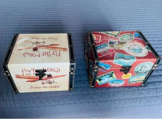 Bauli vintage con aerei e francobolli