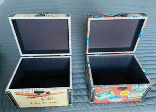 Bauli vintage con aerei e francobolli