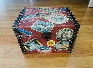 Bauli vintage con aerei e francobolli