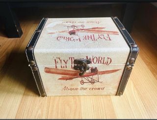 Bauli vintage con aerei e francobolli