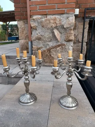 Candelabros de metal plateado