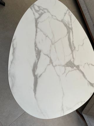 Tavolo a nido con finitura in marmo grigio e bianco