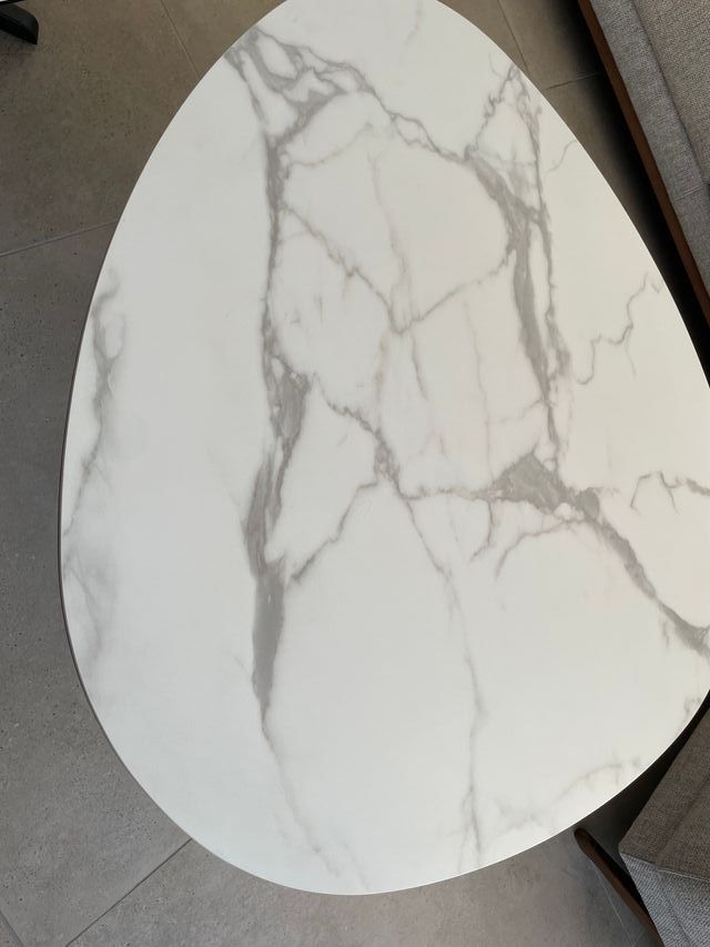 Tavolo a nido con finitura in marmo grigio e bianco