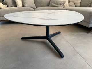 Tavolo a nido con finitura in marmo grigio e bianco