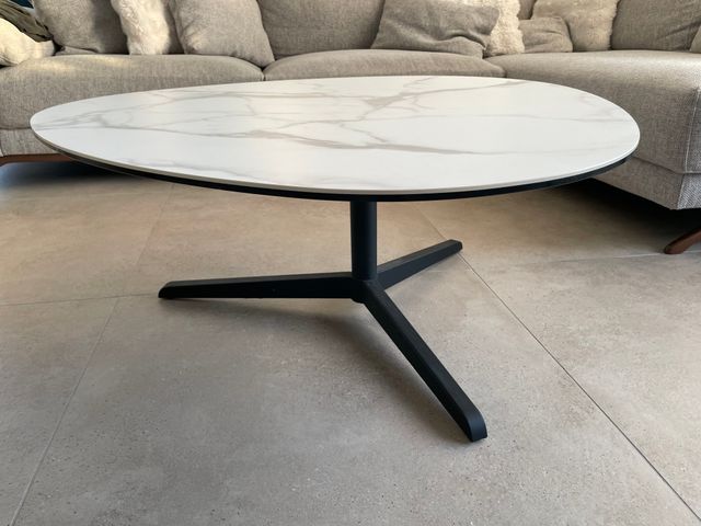 Tavolo a nido con finitura in marmo grigio e bianco