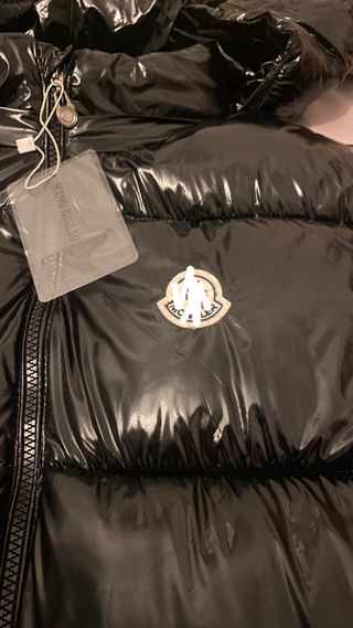 Chaqueta acolchada negra brillante