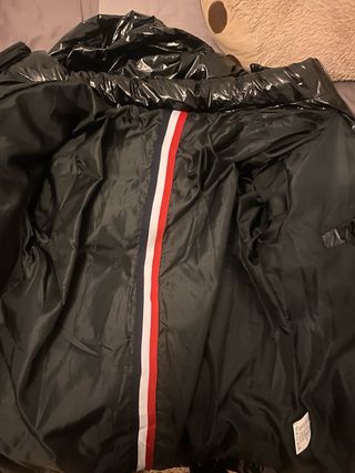 Chaqueta acolchada negra brillante