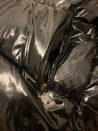 Chaqueta acolchada negra brillante