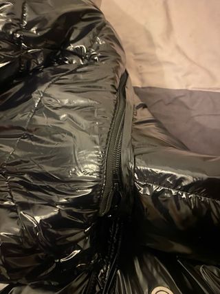 Chaqueta acolchada negra brillante