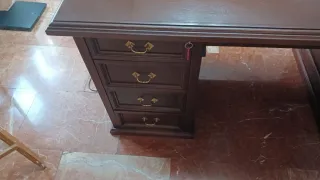 Mesa de despacho madera con cajones y accesible po