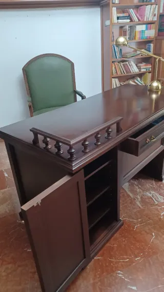 Mesa de despacho madera con cajones y accesible po
