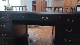 Mesa de despacho madera con cajones y accesible po