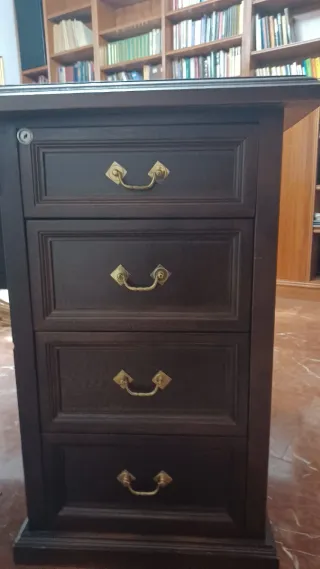 Mesa de despacho madera con cajones y accesible po