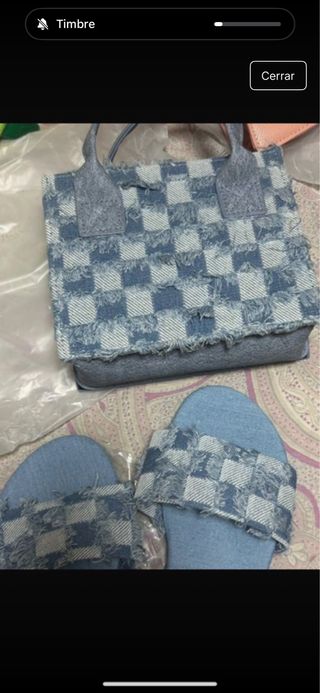 Bolso y sandalias vaqueras sin usar