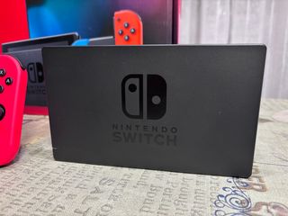 Nintendo Switch V2 + SD 256GB + fundas y más.