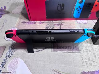Nintendo Switch V2 + SD 256GB + fundas y más.