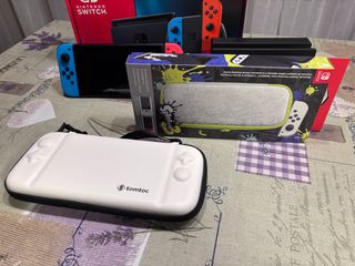 Nintendo Switch V2 + SD 256GB + fundas y más.